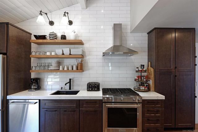 9480 Poole St, La Jolla, CA 92037