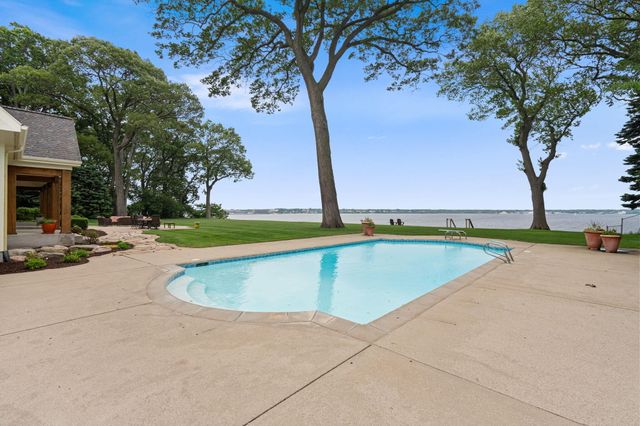 329 W Circle Drive, North Muskegon City, MI 49445