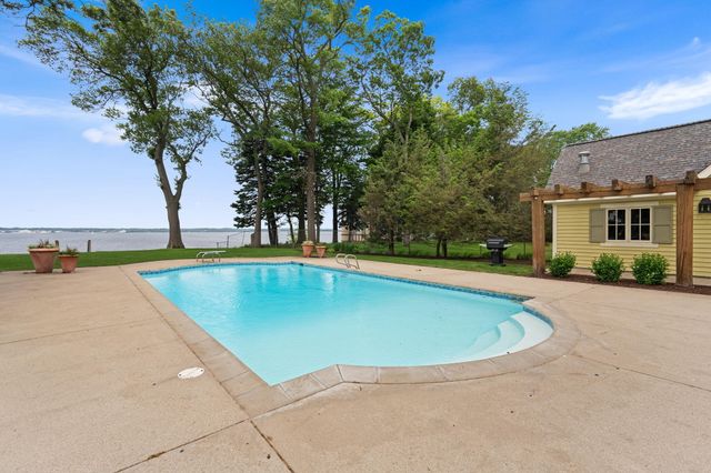 329 W Circle Drive, North Muskegon City, MI 49445