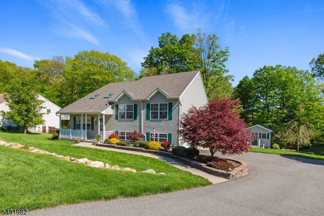 21 Towpath Ln, Stanhope Boro, NJ 07874