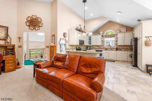 21 Towpath Ln, Stanhope Boro, NJ 07874