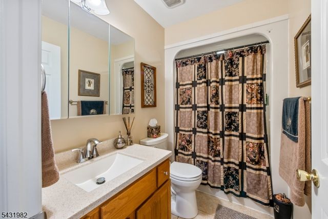 21 Towpath Ln, Stanhope Boro, NJ 07874
