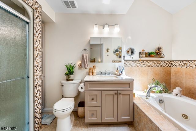 21 Towpath Ln, Stanhope Boro, NJ 07874