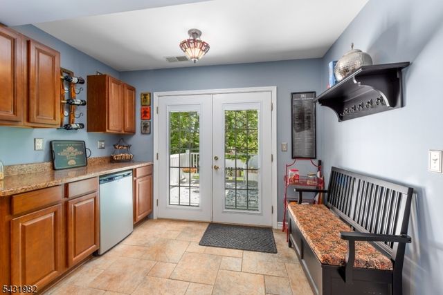 21 Towpath Ln, Stanhope Boro, NJ 07874