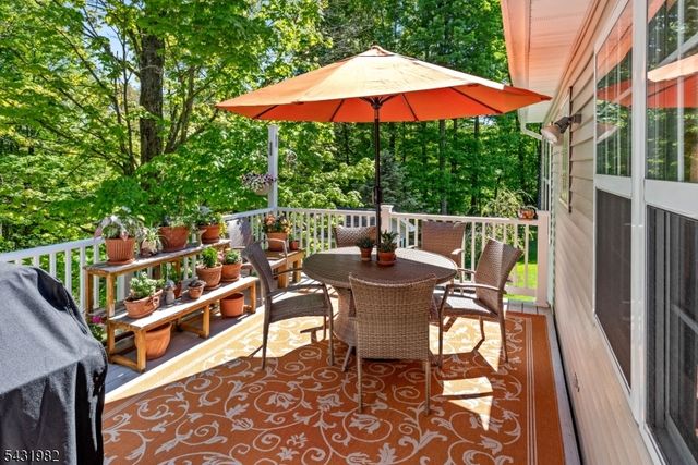 21 Towpath Ln, Stanhope Boro, NJ 07874