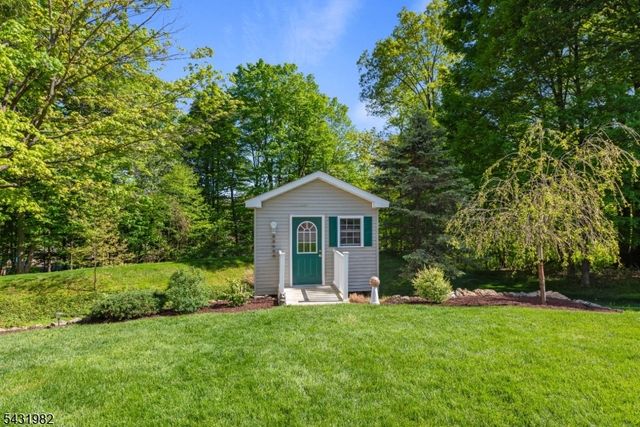 21 Towpath Ln, Stanhope Boro, NJ 07874