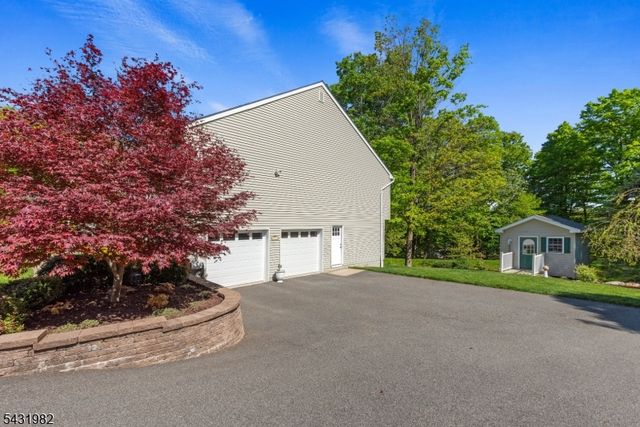 21 Towpath Ln, Stanhope Boro, NJ 07874