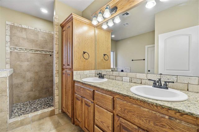 915 SW 79th St, Lawton, OK 73505