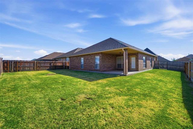 915 SW 79th St, Lawton, OK 73505