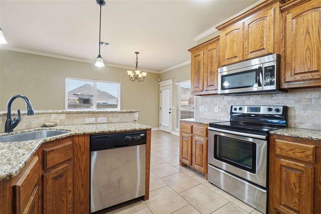 915 SW 79th St, Lawton, OK 73505