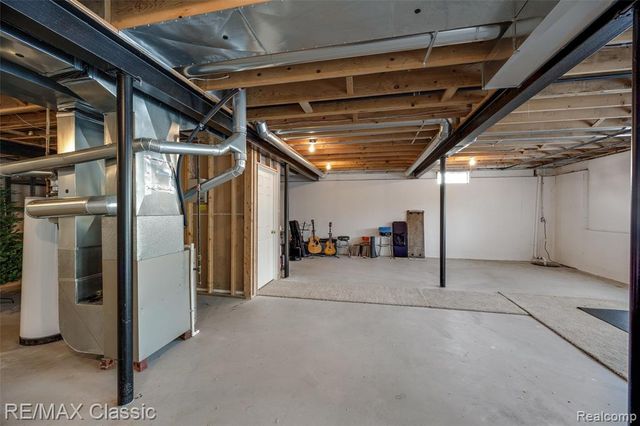 8222 Sequoia Lane, White Lake, MI 48386