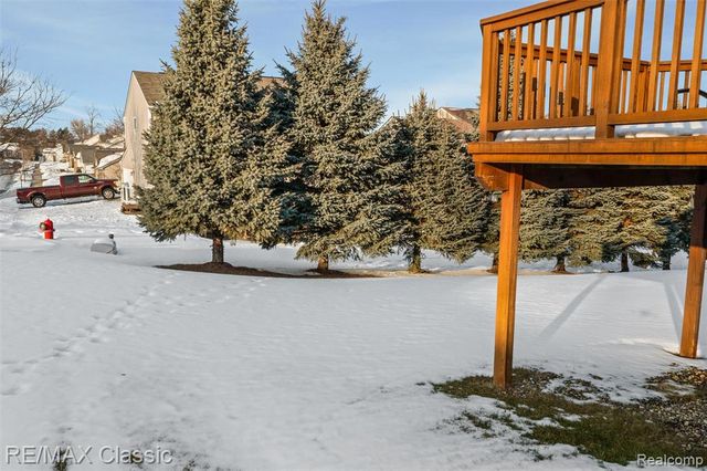 8222 Sequoia Lane, White Lake, MI 48386