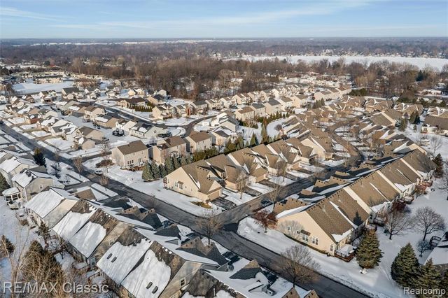 8222 Sequoia Lane, White Lake, MI 48386