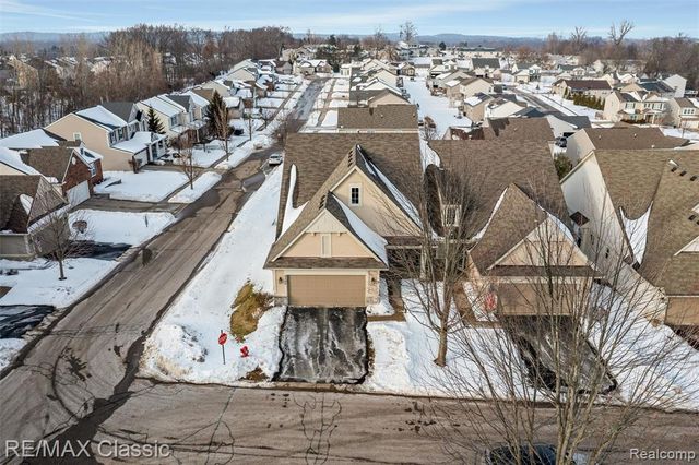 8222 Sequoia Lane, White Lake, MI 48386