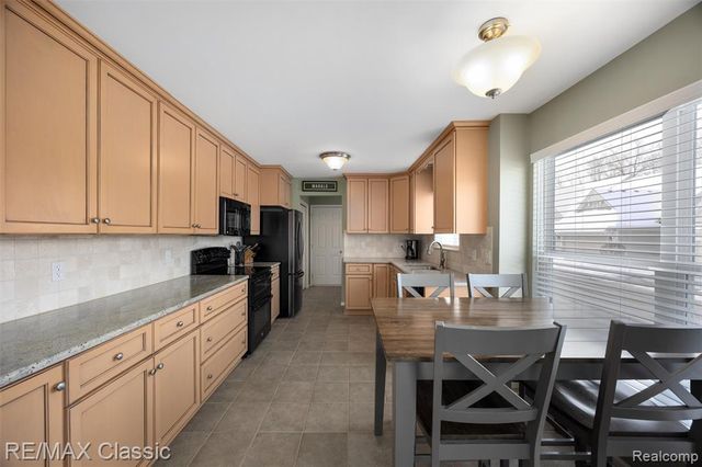 8222 Sequoia Lane, White Lake, MI 48386