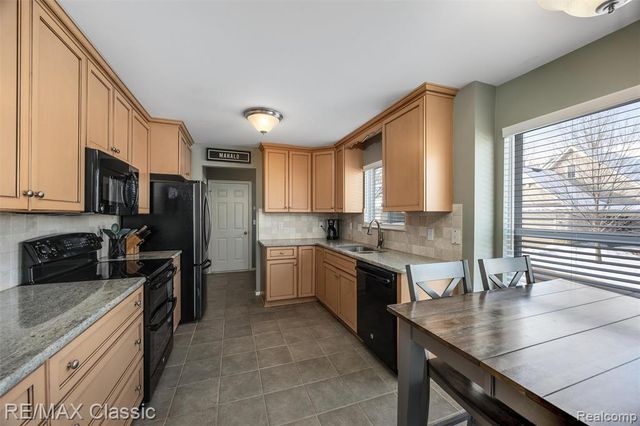 8222 Sequoia Lane, White Lake, MI 48386