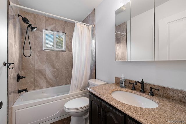 12147 Torrey Road, Fenton, MI 48430