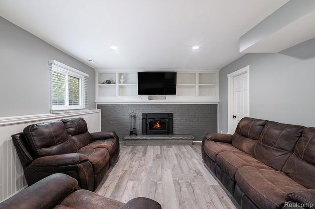 12147 Torrey Road, Fenton, MI 48430