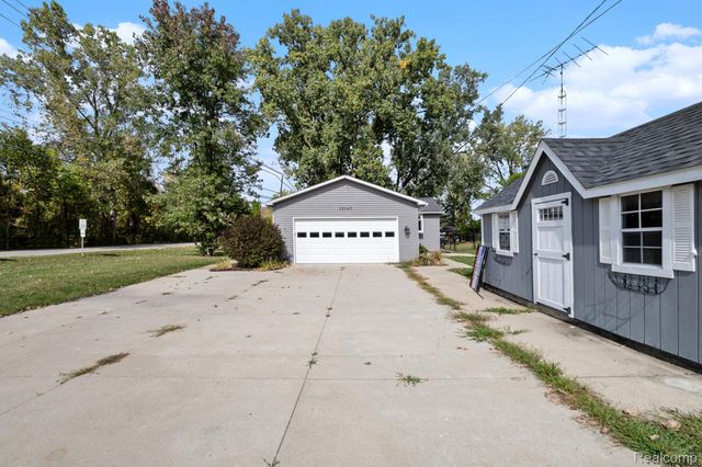 12147 Torrey Road, Fenton, MI 48430