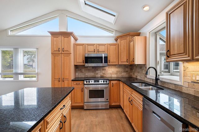 12147 Torrey Road, Fenton, MI 48430