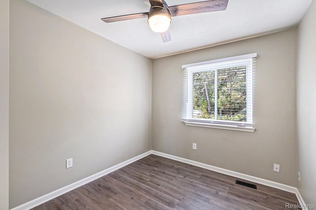 12147 Torrey Road, Fenton, MI 48430