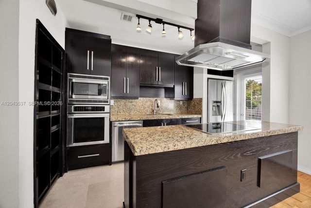 940 Sevilla Ave 206, Coral Gables, FL 33134
