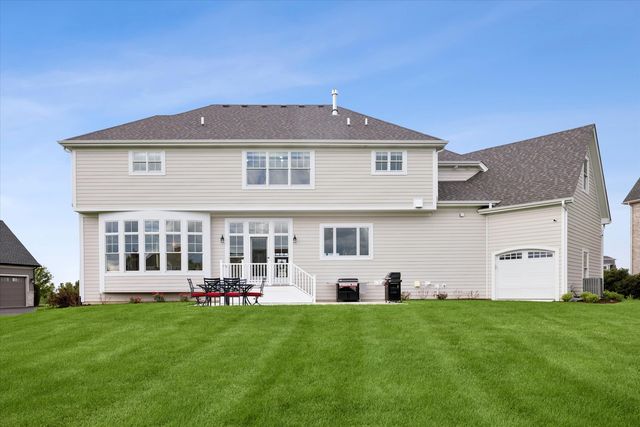 995 Redbud Lane, Sugar Grove, IL 60554