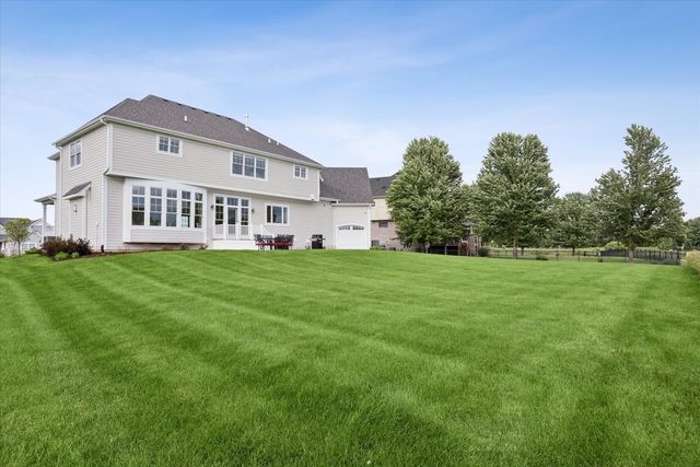 995 Redbud Lane, Sugar Grove, IL 60554