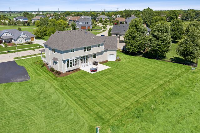 995 Redbud Lane, Sugar Grove, IL 60554