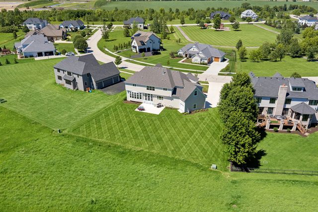 995 Redbud Lane, Sugar Grove, IL 60554
