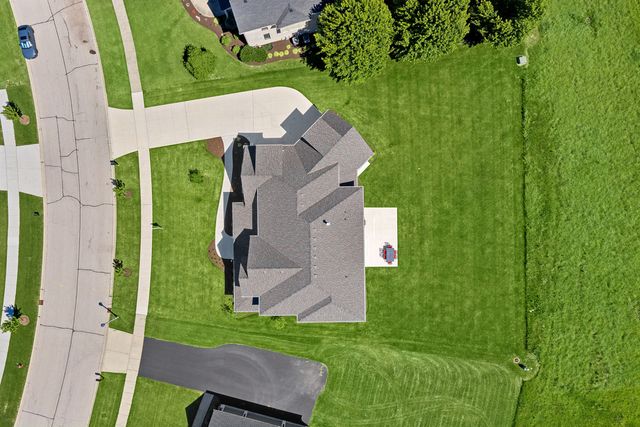995 Redbud Lane, Sugar Grove, IL 60554