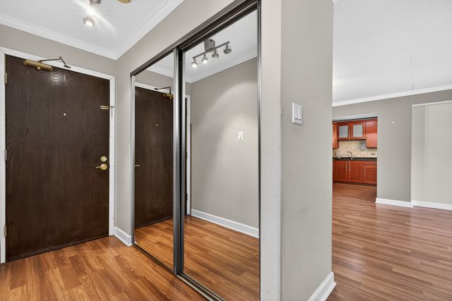 700 PERRIE Drive 207, Elk Grove Village, IL 60007