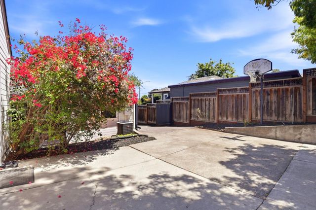 740 Alameda De Las Pulgas, Redwood City, CA 94061