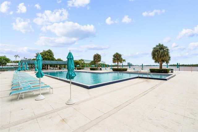 500 Bayview Dr 325, Sunny Isles Beach, FL 33160