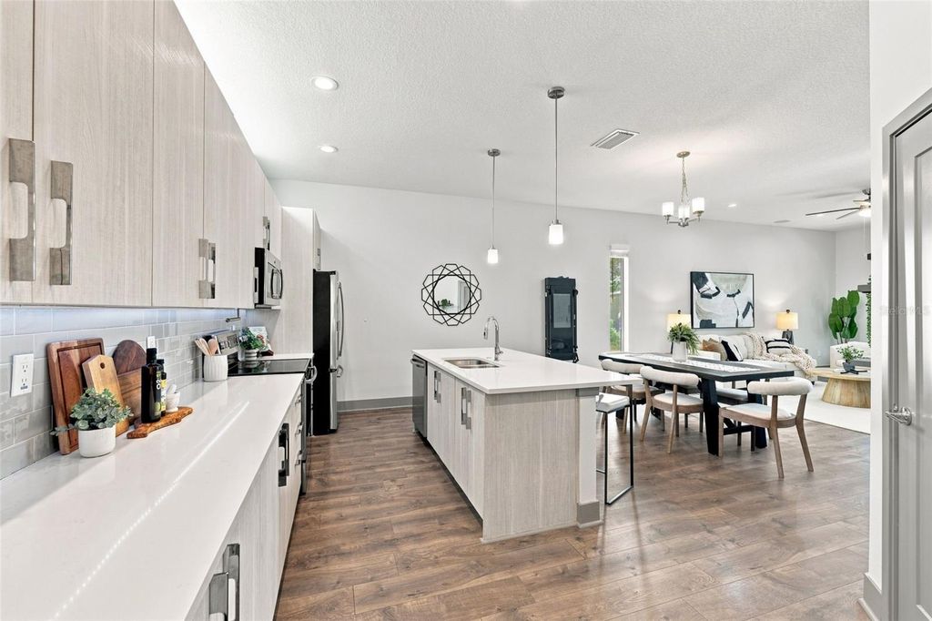Image 4 of property listing at 4810 W MCELROY AVENUE 3, Tampa, FL 33611