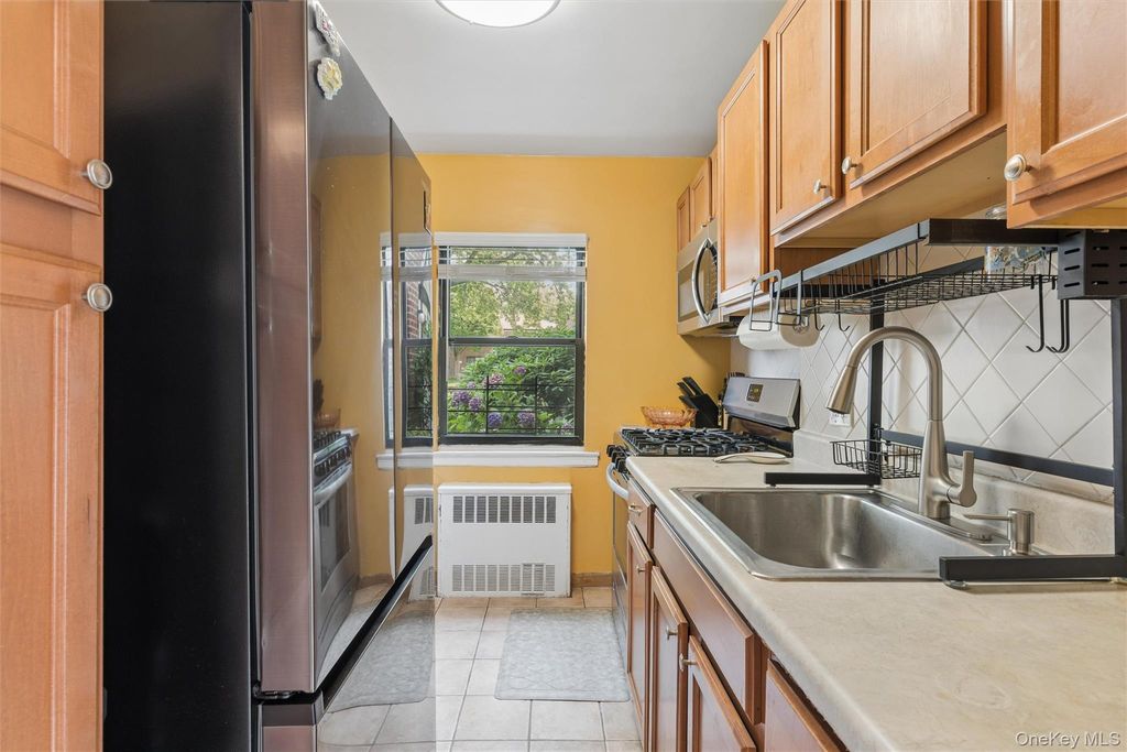 196-29 69th Ave #1st Fl, Fresh Meadows, NY 11365 — photo 5