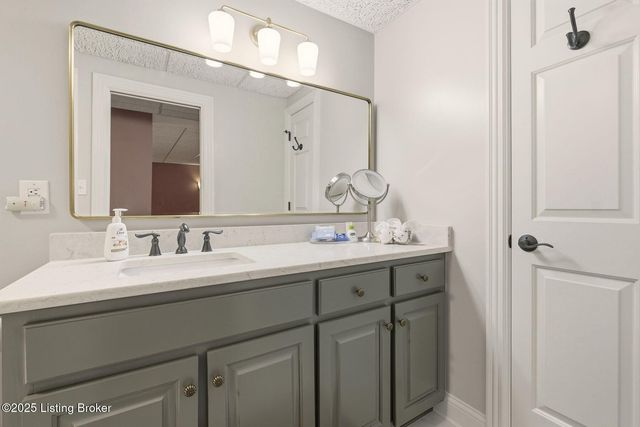 7403 Broad Run Rd, Louisville, KY 40291