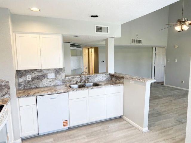 2011 Spenwick Drive 522, Houston, TX 77055