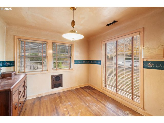 8730 Ne DAVIS St, Portland, OR 97220