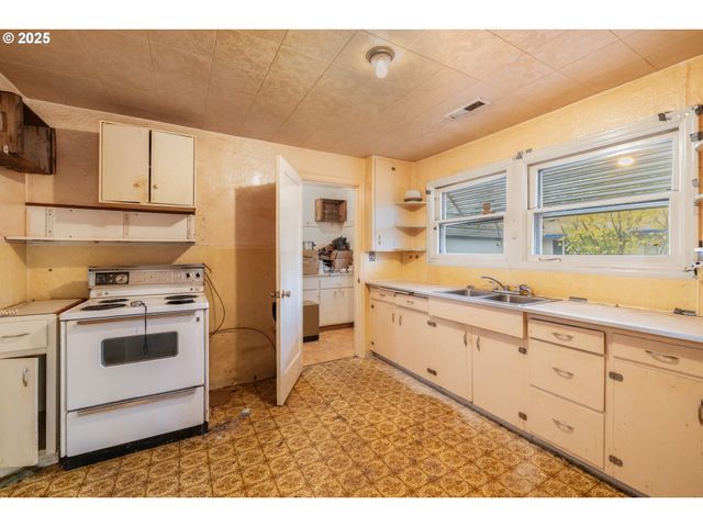 8730 Ne DAVIS St, Portland, OR 97220