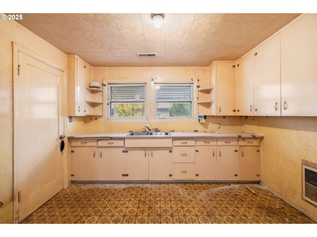 8730 Ne DAVIS St, Portland, OR 97220