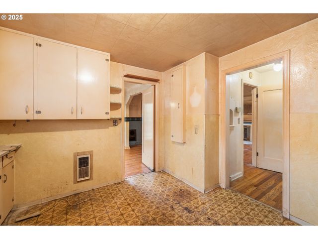 8730 Ne DAVIS St, Portland, OR 97220