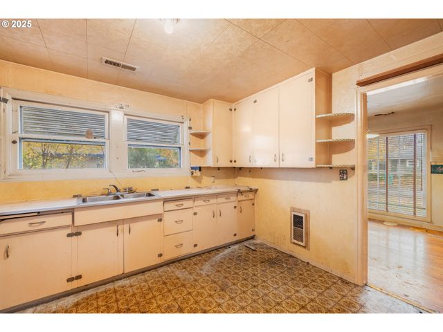 8730 Ne DAVIS St, Portland, OR 97220