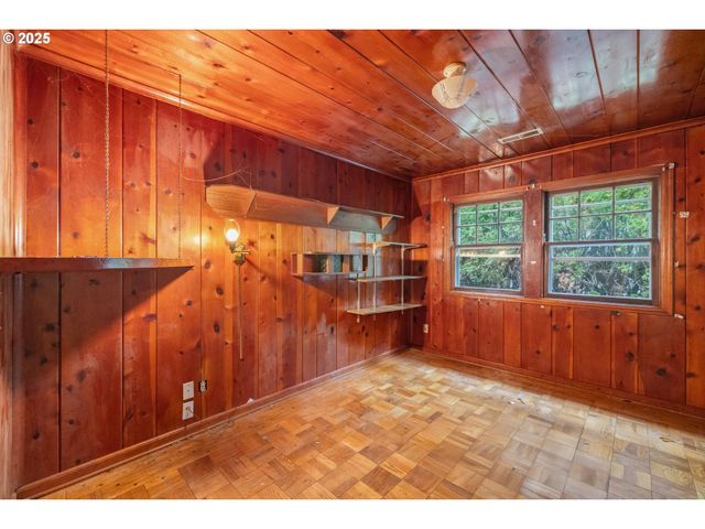 8730 Ne DAVIS St, Portland, OR 97220