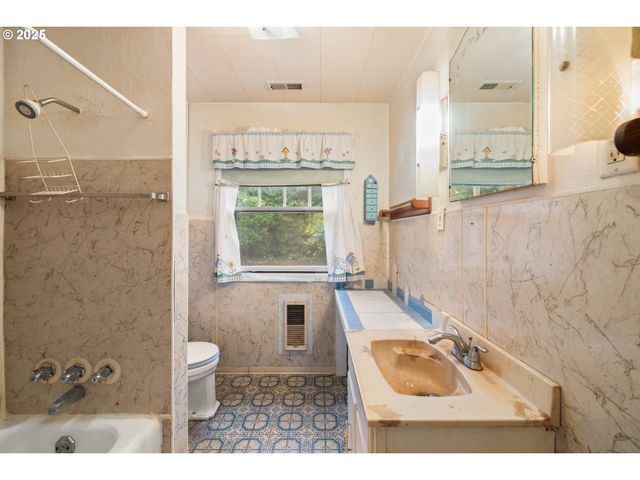 8730 Ne DAVIS St, Portland, OR 97220