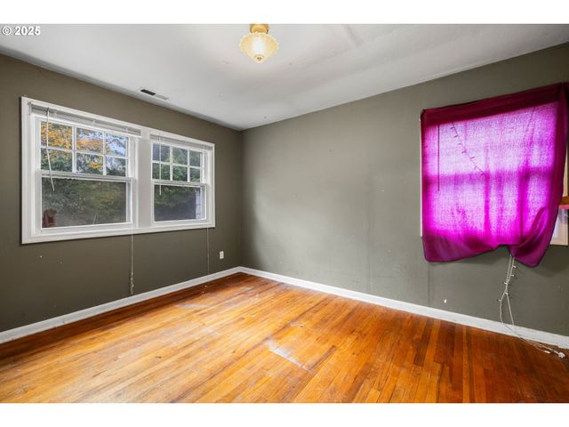 8730 Ne DAVIS St, Portland, OR 97220