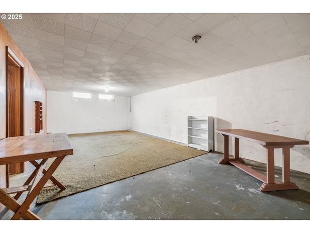 8730 Ne DAVIS St, Portland, OR 97220