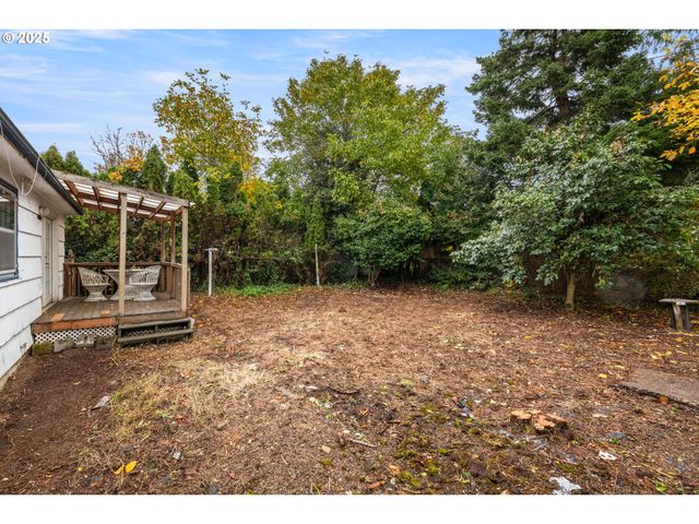 8730 Ne DAVIS St, Portland, OR 97220