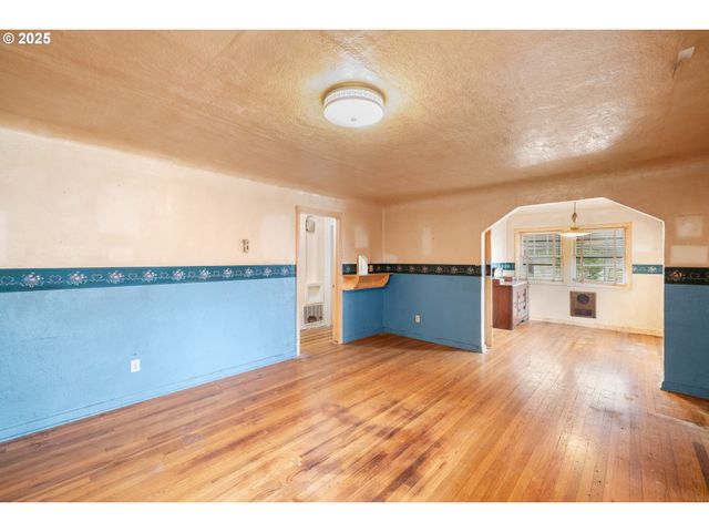 8730 Ne DAVIS St, Portland, OR 97220