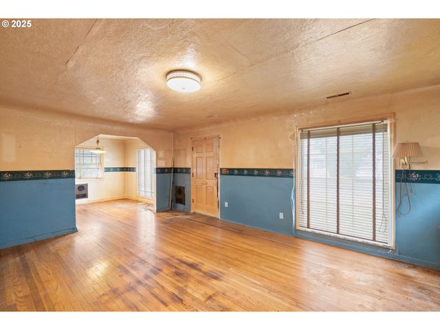 8730 Ne DAVIS St, Portland, OR 97220